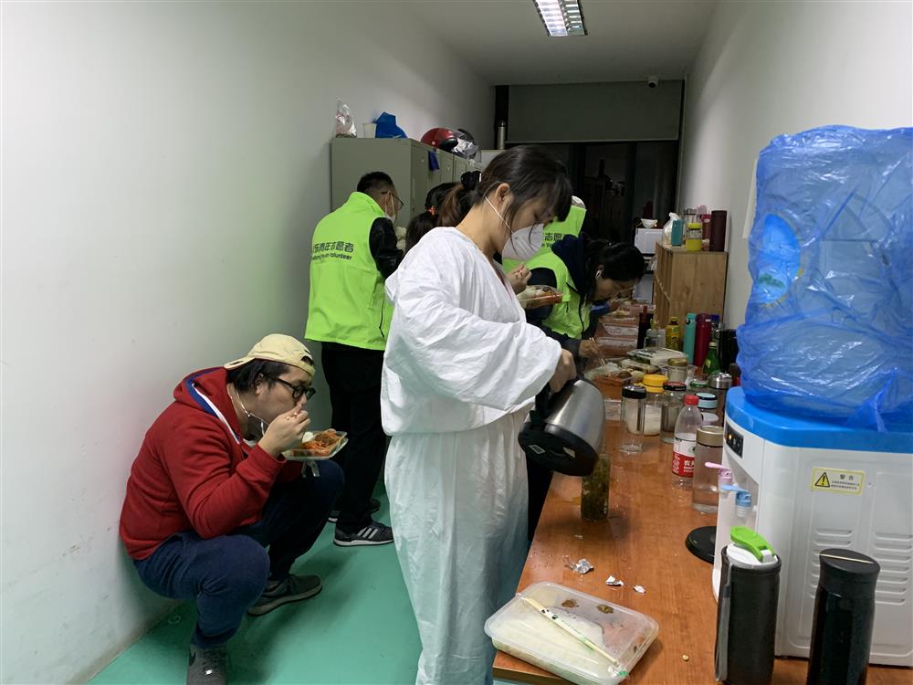 綠馬甲“浦東青年志愿者”，的一次晚班志愿服務(wù)