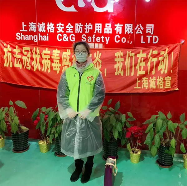 攜手戰(zhàn)“疫”，逆風(fēng)而上，上海志愿者助力抗疫防護(hù)服生產(chǎn)